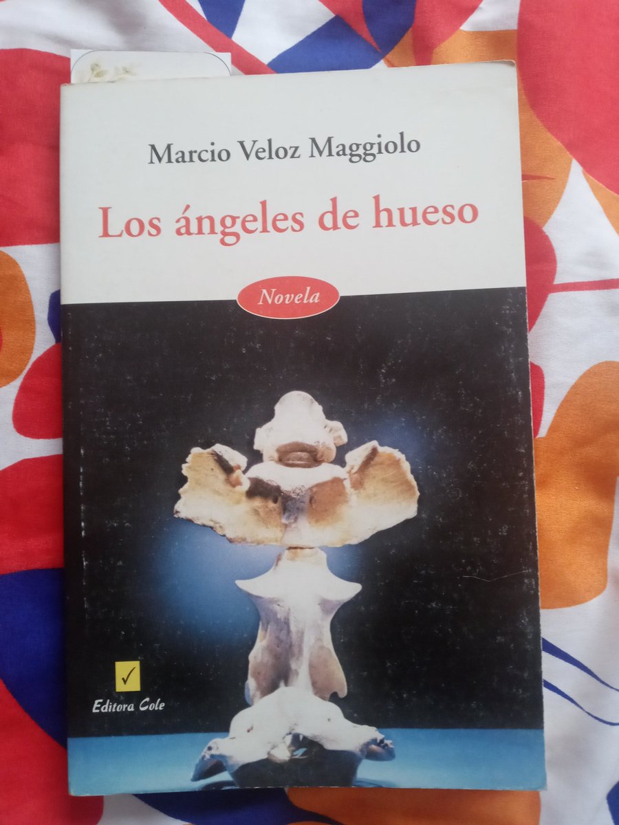 Fabio12P's tweet photo. "(...) está ahí, cerca de mi debilidad, como quien se siente feliz de volar sobre la debilidad de los demás. (...) Si quisiera recordaría más y más cosas, pero no debo hacerlo; esto me duele en un lugar del cuerpo que no he logrado localizar."

#LecturaDelFinDeSemana 📖👇 https://t.co/Viarcq7lFO