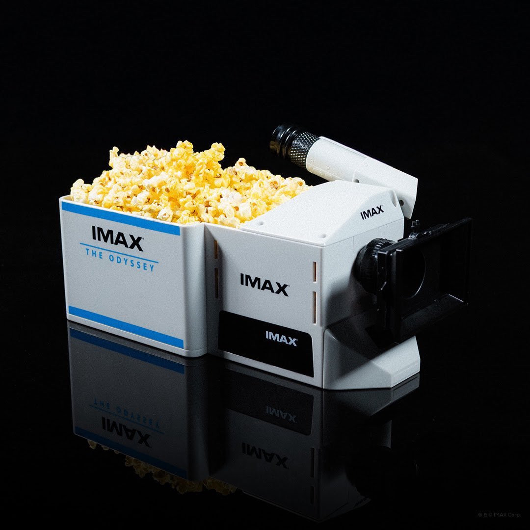 0xJulianz's tweet photo. Bakın şu işe, Nolan'ın yeni filmi için sinemalarda mısır kovası bile koca bir IMAX kamera şeklinde tasarlanmış. İçinde ışık yanınca filmden sahne gösteren vizör var. 50 dolar, daha çıkmadan tükendi, şimdi karaborsada dört katına satılıyor.

Adamlar bir mısır kutusunu bile deneyime, koleksiyona, ana çevirmiş. İnsan sırf onu almak için sinemaya gidiyor.

Biz de ne var? Dümdüz beyaz bir karton kova, üstünde belki soluk bir logo. Bilet alıyorsun, mısırını alıyorsun, çıkıyorsun, geriye hiçbir şey kalmıyor. Ne hatıra, ne özel tasarım, ne bir heyecan.

Halbuki sinema dediğin sadece film değil, baştan sona bir deneyim. Onlar bunu anlamış, kovasına bile yatırım yapmış. Biz hala neden en basitini yapıyoruz, gerçekten merak ediyorum.