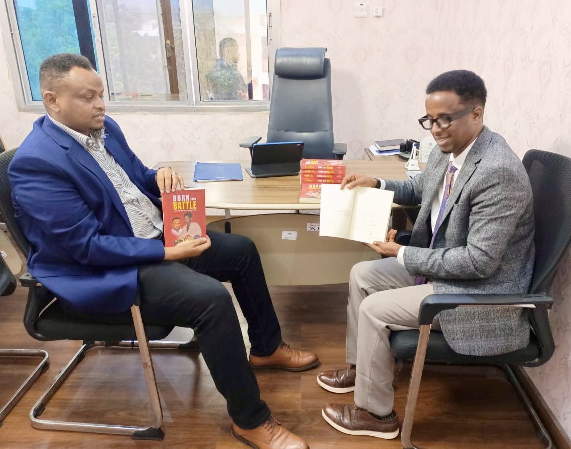 JegAdan's tweet photo. Waxaa maanta gudoomey buugiisa koowaad uu qorey Saaxibkeyga Ali Said Ali ‘’Born into Battle’’ oo igu gudoonsiiyey xafiiskeyga, waa buug ay ku xusanyihiin halgankii, dhacdooyinka Xanuunka badnaa, adkaysigii, iyo waayihii ay soo mareen millions of children’s https://t.co/QEEV8Q0mn1