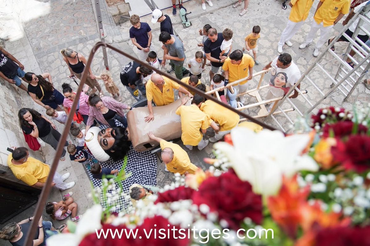 VisitSitges's tweet photo. Els Gegants Moros fan el seu tradicional acte de vestir-se davant el Palau del Rei Moro per gaudiment de tots els que hi passen i ho volen veure
PROGRAMA I FOTOS CORPUS SITGES 2026:
https://t.co/qvzQXXIgT0 https://t.co/fZObBUq4FL