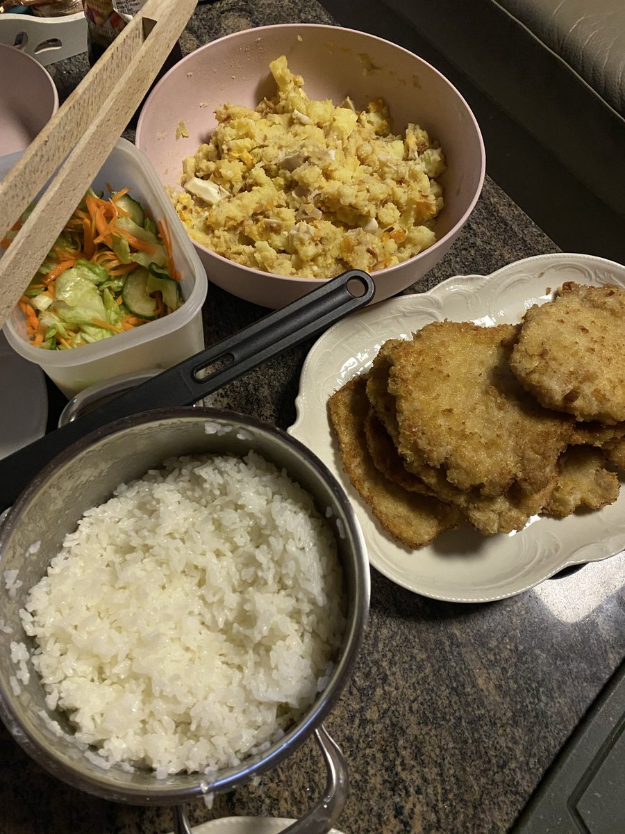Moon_Fuchs's tweet photo. 今日2人しかいないのに作り過ぎた😂

いやぁ、にしてもめっちゃ美味しく出来た
トンカツ・白米・漬物・煮卵ポテサラ…♡
美味しいもの食べてる時がやっぱり1番幸せかも、心が潤う💖 https://t.co/kRbQ0G1uGw