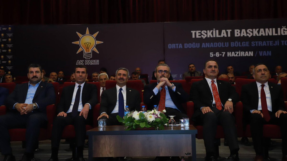 Recep_ayd25's tweet photo. 📍Van | Orta Doğu Anadolu Bölgesi Strateji Kampı

MKYK Üyemiz Sayın Mahir Ünal’ın “Siyasal İletişim” konulu sunumunu dinledik.

Teşkilat çalışmalarımıza ışık tutan kıymetli değerlendirmeleri ve değerli hitapları için kendilerine teşekkür ediyoruz.@abuyukgumus @MustafaAlkayis https://t.co/ZzrWRz9Bj9
