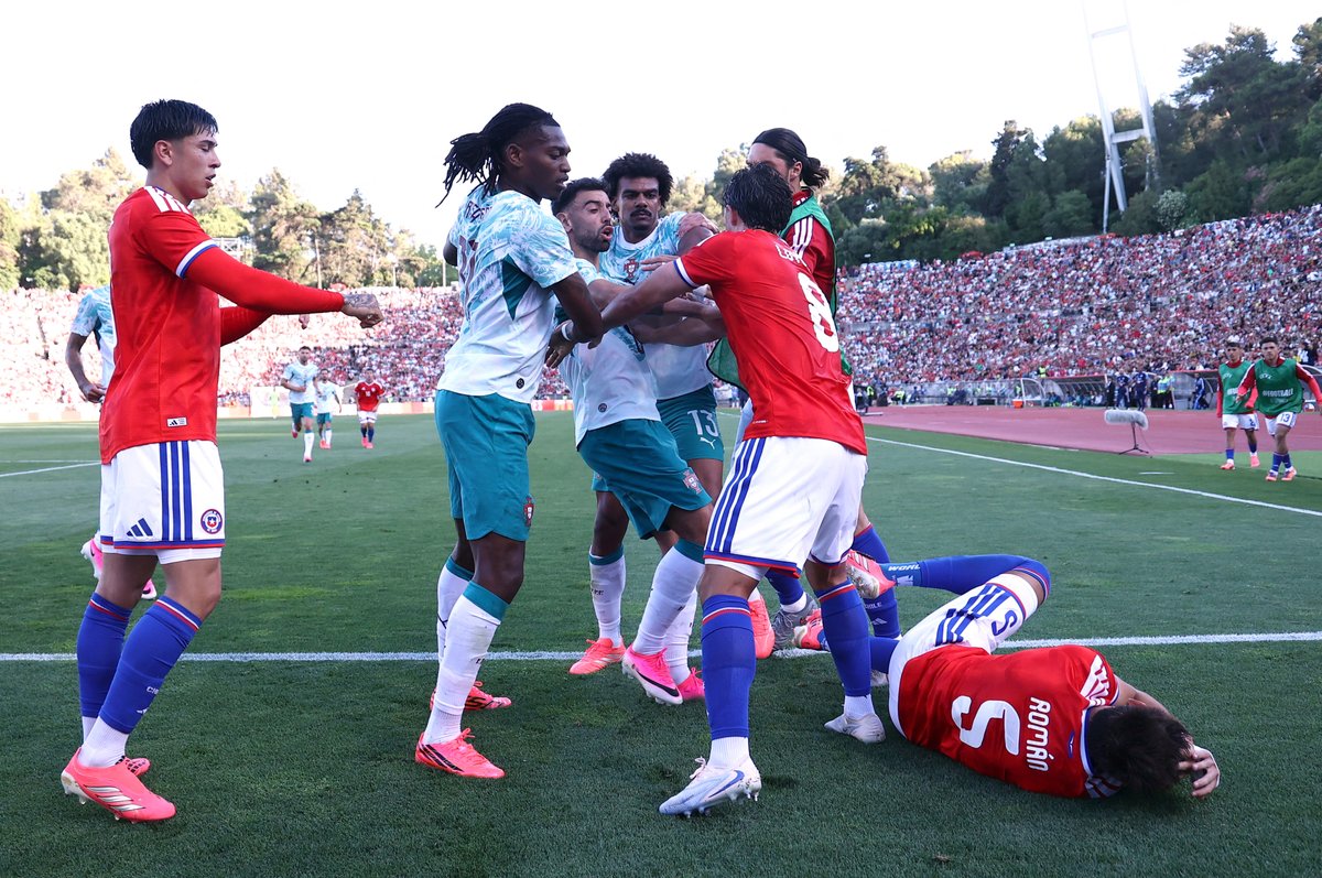 geglobo's tweet photo. Amistoso pré-Copa entre Portugal e Chile tem confusão e dois expulsos por agressão.

Rafael Leão deu soco em Iván Román, zagueiro do Atlético-MG, em briga após falta sobre Cancelo.

📷Reuters

➡️Confira: https://t.co/2EhU2B4tEZ

#ge2026 #futebol #portugal #chile https://t.co/R9nyWLhz0M