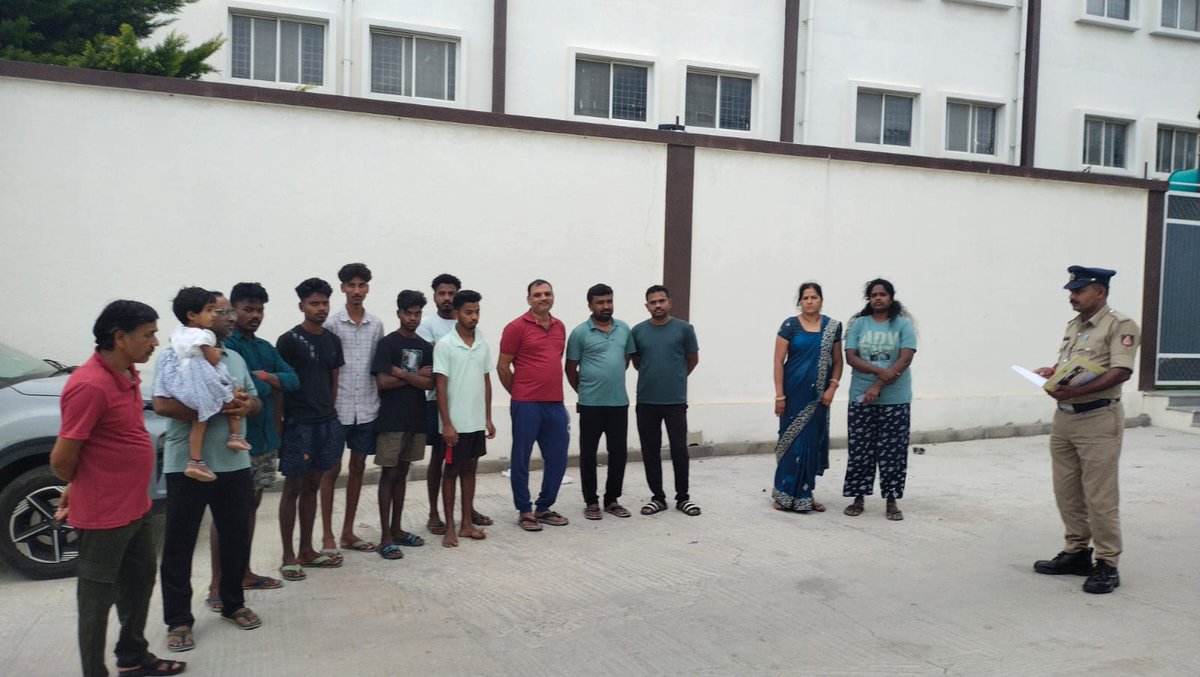 begurps's tweet photo. Today, a Beat Meeting was conducted at Munireddy Apartment under the 3rd Beat jurisdiction. Necessary instructions were given to residents regarding safety, security, and community policing.
@BlrCityPolice @DCP_ECITY @ableecitybcp @pihulimavubcp https://t.co/HCKt9bpUL9