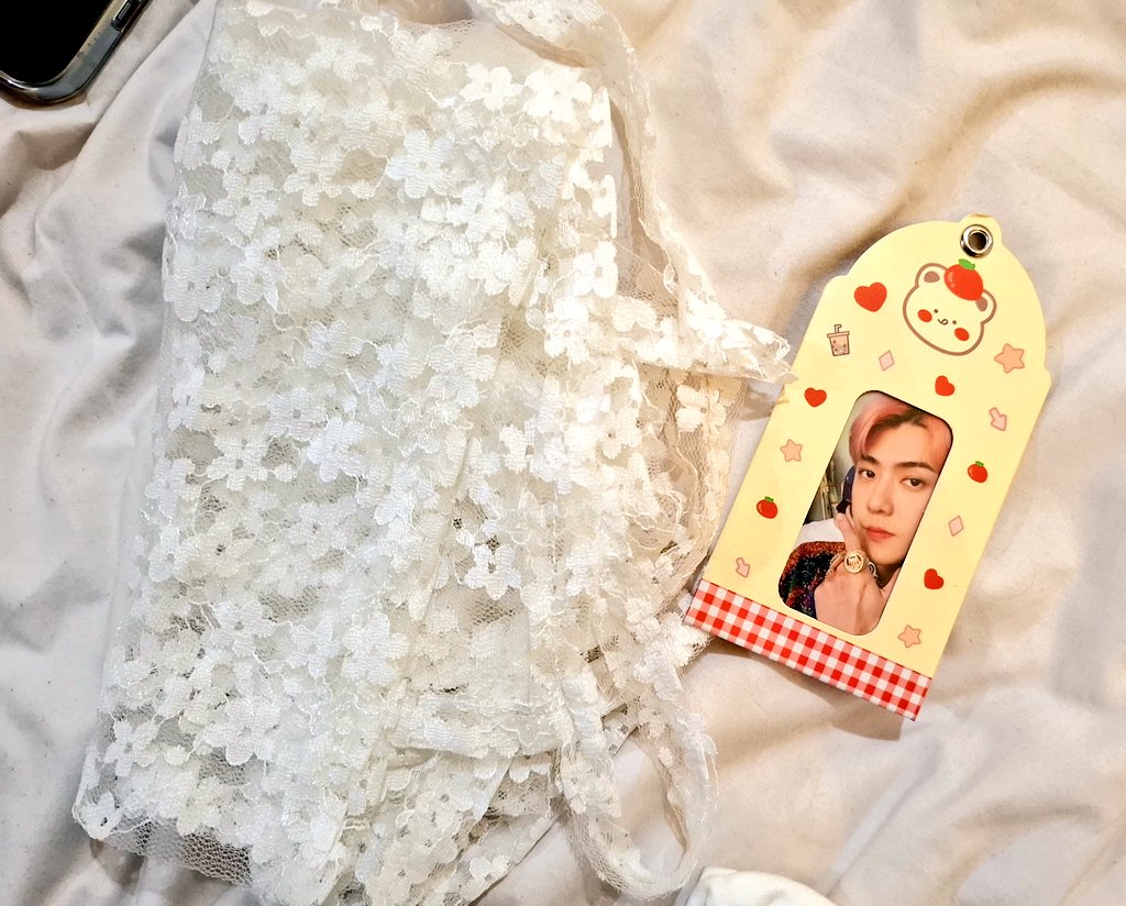 inibukanberuang's tweet photo. Lost &amp; found EP6 jakarta
Klo ada yg merasa kehilangan pc photocard sc sehun 1 million view ini dan juga kaka2 di cat 2 row 28 yg tertinggal rok lace skirt nya ini bisa dm aku ya🙌🏻 https://t.co/1b4ymEYizB