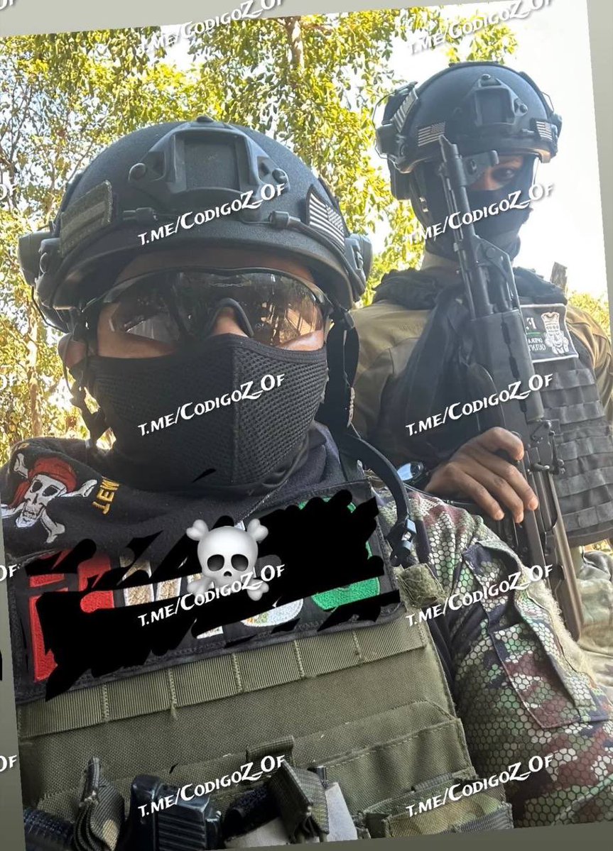 codigo725Z's tweet photo. Ex militar colombiano trabajando para el CJ🆖.

En la primera fotografía se le puede ver un parche con las iniciales CJ🆖, en la segunda lleva un parche con las iniciales F.E.M. Operativa Yogurt, Quintana Roo (el mismo parche que lleva su compañero en la primera fotografía). https://t.co/vmMaeSyrUN