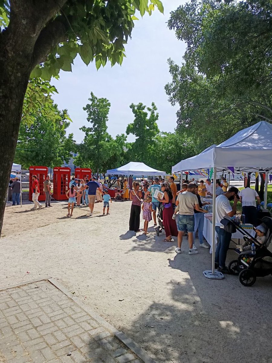 Mas_ColmenarV's tweet photo. 📚Hoy, en la feria del libro de nuestro pueblo.

Frente a un modelo de ocio y comercio de grandes centros comerciales, en Más Madrid estamos con la cultura y el pequeño comercio de Colmenar Viejo https://t.co/6Wyz1fBVXp