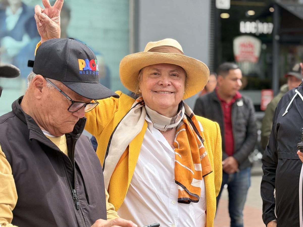 CristoBustos's tweet photo. ¡La #AlianzaPorLaVida no se detiene!

Seguimos recorriendo Bogotá.
Ahora estamos en Engativá hablando con los indecisos para que voten por @IvanCepedaCast en la segunda vuelta y continúen las reformas sociales que necesita Colombia 🇨🇴 .

#MeLaJuegoPorLaVida 💓 https://t.co/Kt5fyg3aqS