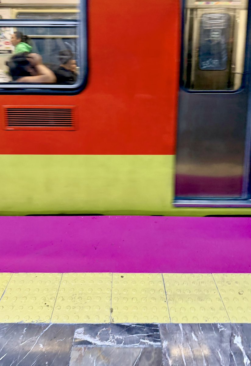 denissemhz's tweet photo. romantizando mi mañana mientras voy camino a terapia en el metro de mi CDMX (qué hermosa quedó la estación Universidad) 💕🧡✨ https://t.co/4XCv7TNqCz