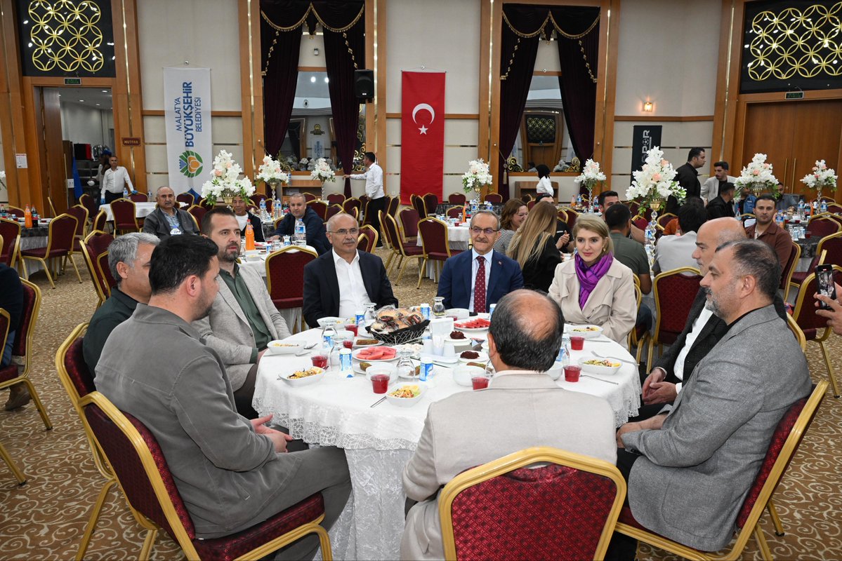samiermbb's tweet photo. Uluslararası Arslantepe Yarı Maratonu kapsamında şehrimize gelen 21K ve 10K elit sporcularımızla düzenlediğimiz programda bir araya geldik.

Kadim medeniyetlerin mirası Malatya’mızın kültürünü, misafirperverliğini ve gönül zenginliğini kıymetli misafirlerimizle paylaşmanın mutluluğunu yaşadık.

Yarın koşulacak yarışlarda tüm sporcularımıza başarılar diliyor, bu büyük organizasyonun dostluğa, kardeşliğe ve şehrimizin tanıtımına güzel katkılar sunmasını temenni ediyorum.

@SeddarYavuz 
@SiracOlmeztoprk