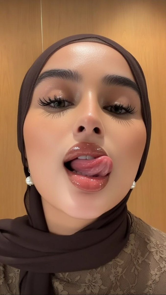 amine45980's tweet photo. اركع لها يا كلب الملكة 😈🥵
#ضحى_العريبي #ديوت_بدوي #سكُُس_عرُُُبي #تحرر_عائلي #تونسية #تونس #تجسس_على_محارمك https://t.co/3FucMbMfr8