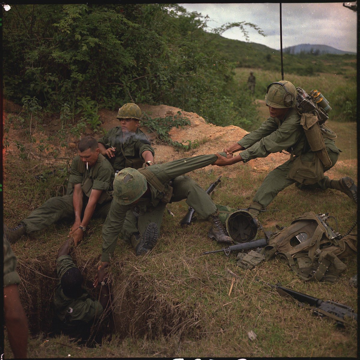 VoicesfromNam's tweet photo. US Marines enter a Viet Cong tunnel complex during Operation Oregon. https://t.co/29MqaEnXab