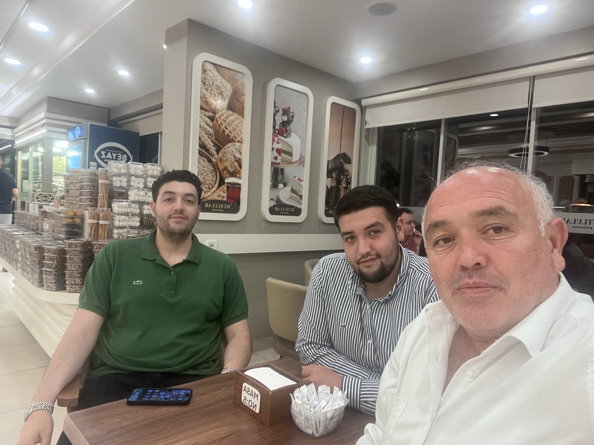 SelcukCebeci37's tweet photo. Evlatlarımla güzel bir çay sohbetinde yarın Fenerbahçe kongresini konuşuyoruz.Yarın Allahın izniyle gidip oylarımızı kullanacağız Aziz başkanımızı seçeceğiz.🧿 https://t.co/k4uFwBzUUH