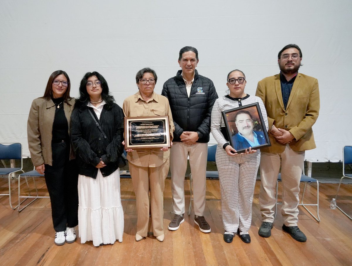 VDPombudsperson's tweet photo. Previo al Día de la Libertad de Expresión, asistí a la presentación de Dos relámpagos al alba, documental que visibiliza el asesinato del periodista Francisco Pacheco Beltrán y los riesgos que enfrentan quienes ejercen el periodismo en México. 🎬🎤 https://t.co/sB1CXstc55