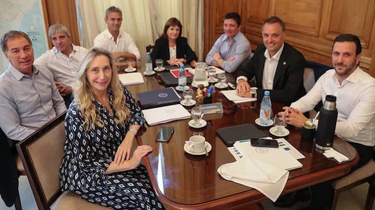 Alerta140's tweet photo. 🚨 #AHORA | El Gobierno convocó a la mesa política para el próximo jueves con el objetivo de ordenar la agenda legislativa y acelerar las reformas que impulsa Javier Milei.

📋 En la reunión se definirán las prioridades en el Congreso, con foco en la reforma del Código Penal, el juicio por jurados, el Super-RIGI, la ley de lobby y nuevos pliegos judiciales.