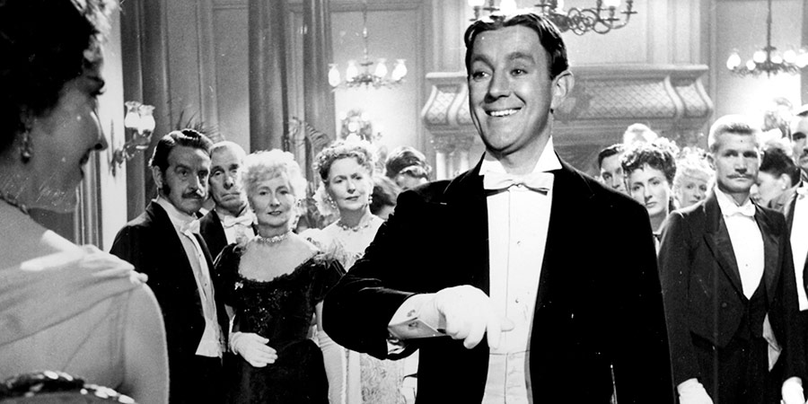 daveainsworth63's tweet photo. Film of the day - The Card (1952) Splendid comedy based on the novel by Arnold Bennett starring Alec Guinness, Glynis John, Valerie Hobson snd Petula Clark @TalkingPicsTV 12.40pm this afternoon. #AlecGuinness #PetulaClark #ValerieHobson #ArnoldBennett https://t.co/XbKlkgBcgr
