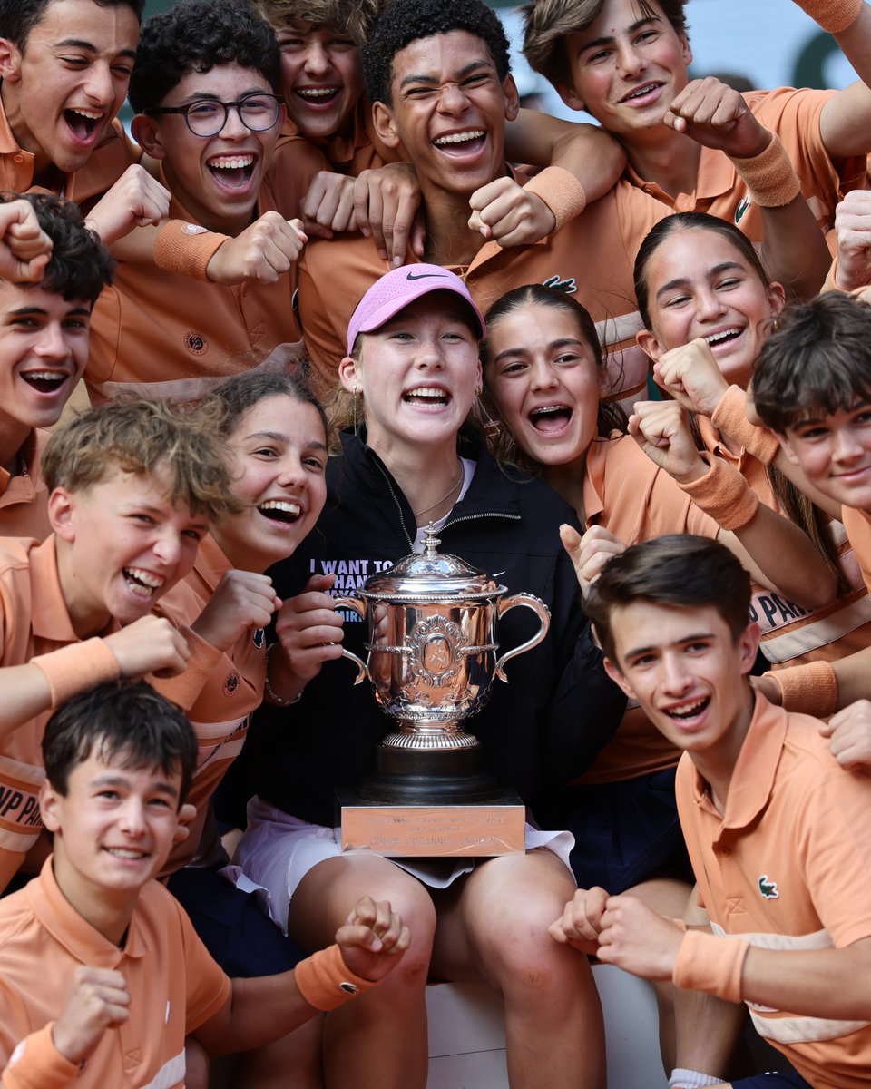 rolandgarros's tweet photo. Celebrating with the ball kids! ✨🏆

#RolandGarros https://t.co/7ygnmJiUVH
