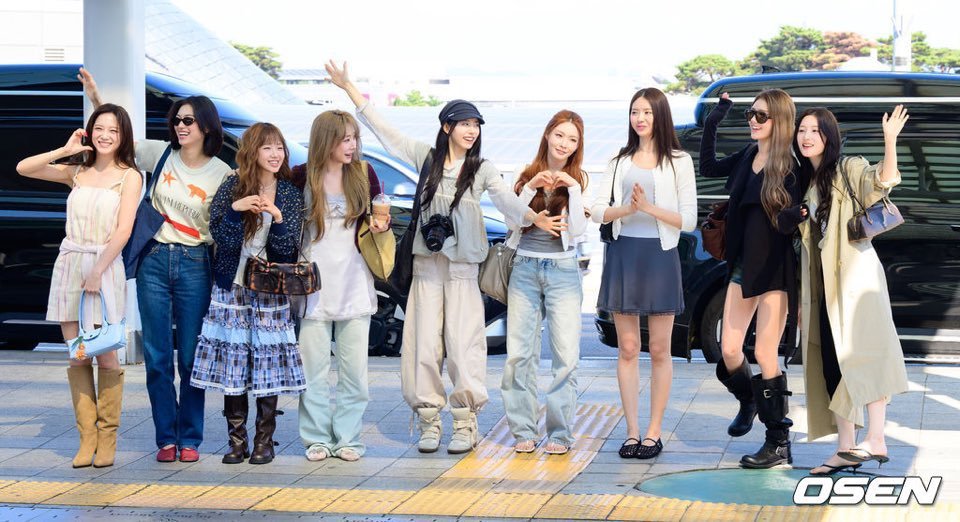 somssomy's tweet photo. After 10 years, finally we have our new Airport Fashion picture together 📸 https://t.co/dKjRIYpqDA