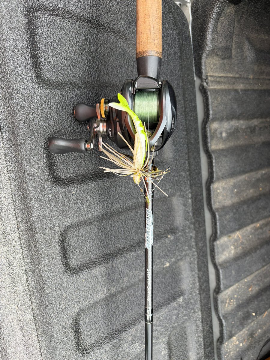 FishKayaker's tweet photo. I think I found the perfect bait to throw with the BFS setup that has been gathering dust in my rod rack. Caught mostly everything and the catfish was fun on 4lb line! 3/16 ounce mini spinner bait fished over river flats. https://t.co/thQ8mRbptA
