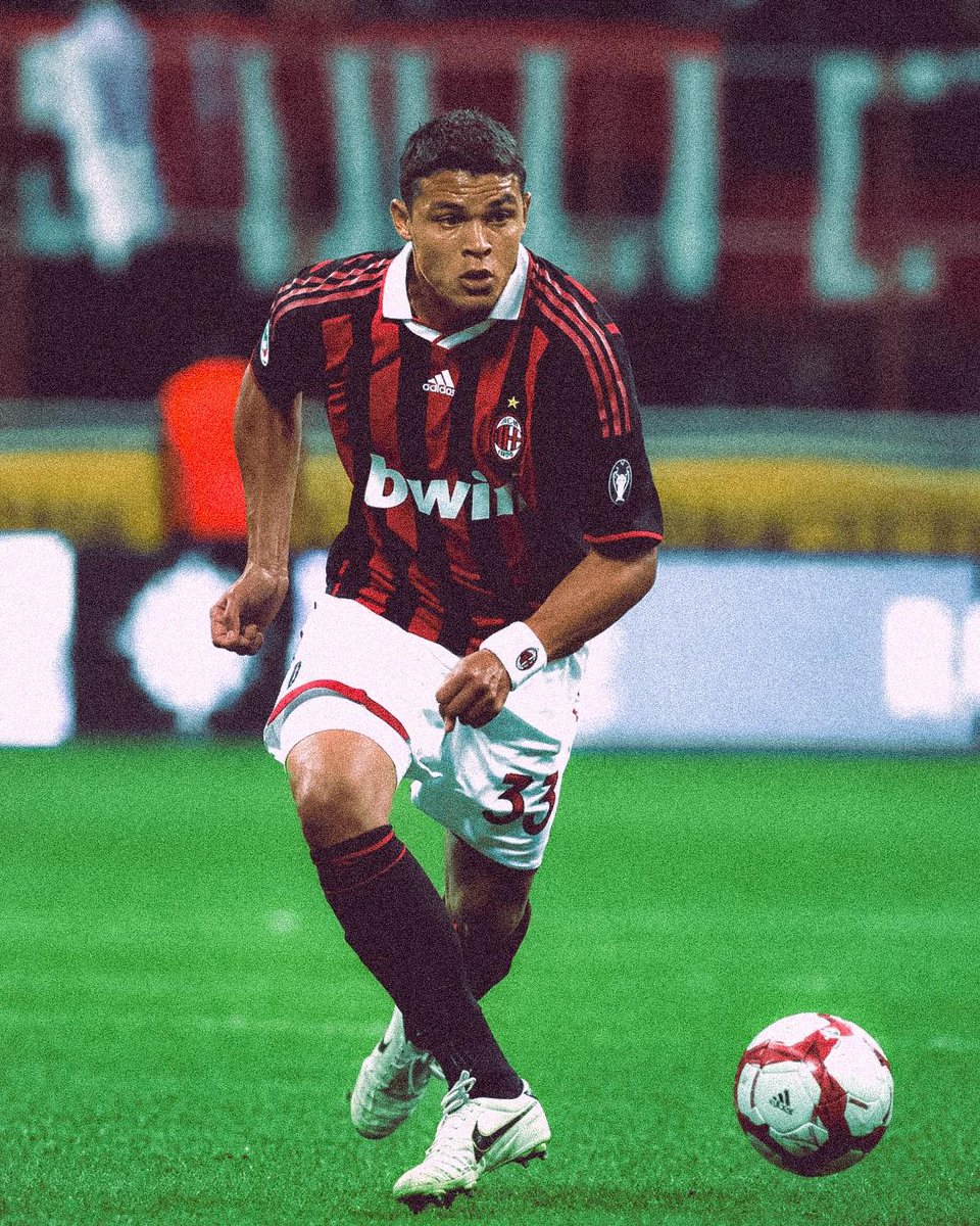 ZeldaMilanista's tweet photo. 🔴⚫ Una sola firma. Una sola scelta.
🇧🇷 Kaká
🇮🇹 Nesta
🇮🇹 Pirlo
🇧🇷 Thiago Silva
Se potessi riportare al Milan un solo campione nel momento migliore della sua carriera tra questi cinque, chi sceglieresti ? 🤔
❤️🖤
#ACMilan #thiagosilva #Nesta #kaka https://t.co/NwIML12Q0z