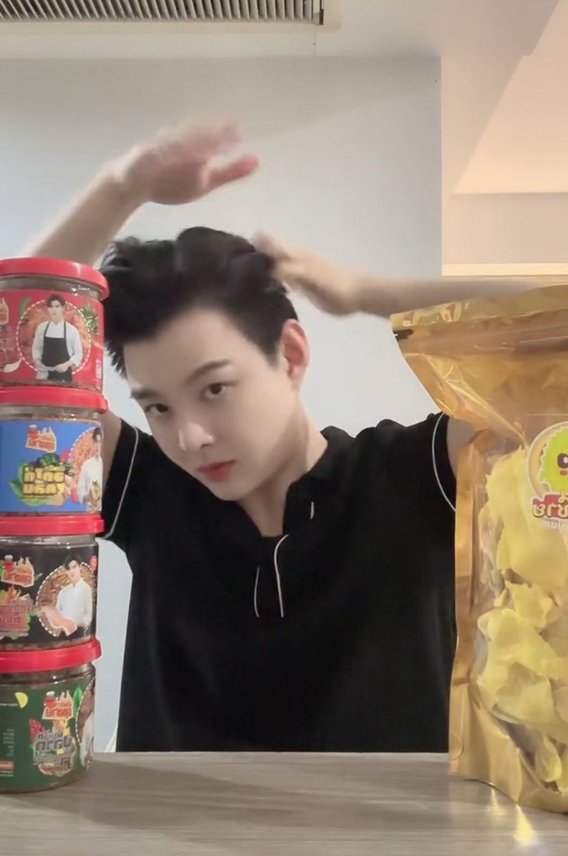 sup_mumu's tweet photo. Saint: I have a date with my friends to eat Italian food. #Saint_sup 

* Combing his hair, very handsome https://t.co/P4TMORmgu6