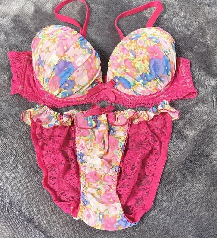 contex214068's tweet photo. 😘👙👙 https://t.co/fIuXF0p2X3