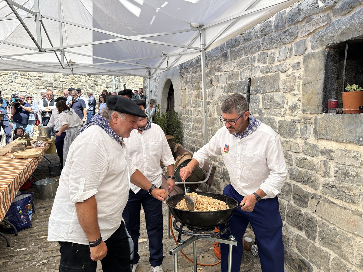 quesoroncal's tweet photo. Gazten eta hurbileko produktuen azokatik ibilaldia egin dugu. 

También hemos podido disfrutar de una demostración de elaboración del Queso Roncal, elaboración de migas de pastor y esquileo de ovejas.

#QuesoRoncal #ErronkariGazta #elTesorodelosPirineos #PirinioenFruitua https://t.co/tOvvdXLbv3