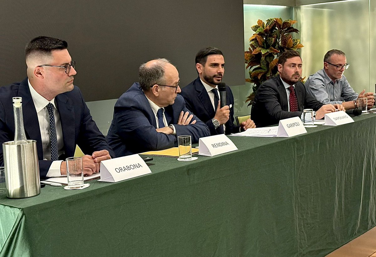 valeriogaripoli's tweet photo. Grande partecipazione agli Stati Generali del Commercio di Fratelli d'Italia Roma! Il confronto tra Istituzioni, operatori del settore e Associazioni di categoria per un programma condiviso della città. Con gli imprenditori del territorio e la componente economica della capitale. https://t.co/cX752rlWSF