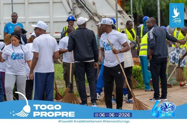 AmevorKoml49577's tweet photo. 🌱 Une jeunesse engagée pour un environnement propre et un #Togo plus beau. Le #MJU a marqué le 60ᵉ anniversaire du Président du Conseil par une action citoyenne forte à travers l'opération « #Togo #Propre ». #Faure60 #MJU #Environnement #Togo https://t.co/0veREKwlxz