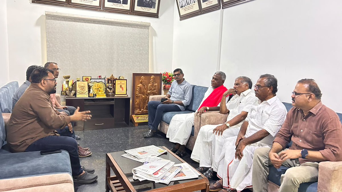 Shanmugamcpim's tweet photo. மனிதநேயத்தையும் உழைக்கும் மக்களின் வாழ்வியலையும் பேசும் ‘ஹபீபி’ திரைப்படம் காலத்தின் கட்டாயம்!

இயக்குநர் தோழர் மீரா கதிரவன் இயக்கத்தில், சாம் சி.எஸ் இசையில் உருவாகியிருக்கும் ‘ஹபீபி’ திரைப்படத்தைப் இன்று பார்த்தேன். ‘ஹபீபி’ என்ற அரபுச் சொல்லுக்கு தமிழில் ‘’என் அன்பே’ என்று பொருள். அந்தப் பெயருக்கேற்ப, மனிதர்களுக்கிடையேயான பேரன்பையும் எளிய மக்களின் வாழ்வாதாரப் போராட்டத்தையும் இப்படம் மிக யதார்த்தமாகப் பேசியுள்ளது.

தமிழகத்தின் தென்மாவட்ட தமிழ் இஸ்லாமியக் குடும்பங்களின் அன்றாட உழைப்பு, அழகான காதல், நெகிழ்ச்சியான குடும்ப உறவுகள் மற்றும் அண்டை வீட்டாருடனான சமூக நல்லிணக்கம் எனப் பல எதார்த்தமான வாழ்வியல் கூறுகள் நெஞ்சைத் தொடும் வகையில் காட்சிப்படுத்தப்பட்டுள்ளன.

குறிப்பாக, போதிய வேலைவாய்ப்புகள் இல்லாத சூழலில், குடும்பத்தின் பொருளாதாரத்தை உயர்த்த வளைகுடா நாடுகள் (வெளிநாடு) நோக்கிப் பயணிக்கும் உழைக்கும் வர்க்கத்தின் வலிகளையும் தியாகங்களையும் திரையில் மிக நேர்த்தியாகப் பிரதிபலித்திருக்கிறார்கள்.

ஆண்கள் குடும்பத்திற்காக வெளிநாடு சென்றுவிடும் சூழலில், இங்குள்ள பெண்களே ஒட்டுமொத்தக் குடும்பச் சுமையையும் தாங்கி நிற்கிறார்கள். நான்கு சுவர்களுக்குள்ளேயே சுருங்கிப்போகும் அவர்களது வாழ்வியலையும், அவர்கள் எதிர்கொள்ளும் மனப் போராட்டங்களையும் இப்படம் மிகத் துல்லியமாகப் பேசியுள்ளது.

வெறுப்பு அரசியலும் பிரிவினைவாதமும் திட்டமிட்டு விதைக்கப்படும் இன்றைய சூழலில், மனிதத்தையும் உழைப்பையும் பேசும் இத்தகைய கலைப் படைப்புகள் சமூகத்திற்கு மிகவும் அவசியமானவை.

எளிய மக்களின் வாழ்வியலையும் வெளிநாடு வாழ் தமிழர்களின் வாழ்வாதாரப் போராட்டத்தையும் மிகச் சிறந்த படைப்பாகத் தந்துள்ள இயக்குநர் மீரா கதிரவன் மற்றும் ஒட்டுமொத்தப் படக்குழுவினருக்கும் எனது மனமார்ந்த வாழ்த்துகளையும் நன்றியினையும் தெரிவித்துக் கொள்கிறேன்! 

மக்களுக்கான கலை என்றும் வெல்லட்டும்!