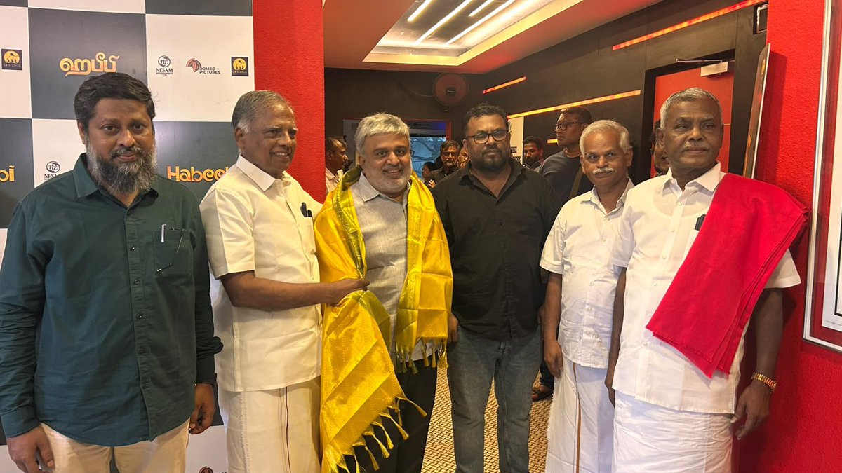 Shanmugamcpim's tweet photo. மனிதநேயத்தையும் உழைக்கும் மக்களின் வாழ்வியலையும் பேசும் ‘ஹபீபி’ திரைப்படம் காலத்தின் கட்டாயம்!

இயக்குநர் தோழர் மீரா கதிரவன் இயக்கத்தில், சாம் சி.எஸ் இசையில் உருவாகியிருக்கும் ‘ஹபீபி’ திரைப்படத்தைப் இன்று பார்த்தேன். ‘ஹபீபி’ என்ற அரபுச் சொல்லுக்கு தமிழில் ‘’என் அன்பே’ என்று பொருள். அந்தப் பெயருக்கேற்ப, மனிதர்களுக்கிடையேயான பேரன்பையும் எளிய மக்களின் வாழ்வாதாரப் போராட்டத்தையும் இப்படம் மிக யதார்த்தமாகப் பேசியுள்ளது.

தமிழகத்தின் தென்மாவட்ட தமிழ் இஸ்லாமியக் குடும்பங்களின் அன்றாட உழைப்பு, அழகான காதல், நெகிழ்ச்சியான குடும்ப உறவுகள் மற்றும் அண்டை வீட்டாருடனான சமூக நல்லிணக்கம் எனப் பல எதார்த்தமான வாழ்வியல் கூறுகள் நெஞ்சைத் தொடும் வகையில் காட்சிப்படுத்தப்பட்டுள்ளன.

குறிப்பாக, போதிய வேலைவாய்ப்புகள் இல்லாத சூழலில், குடும்பத்தின் பொருளாதாரத்தை உயர்த்த வளைகுடா நாடுகள் (வெளிநாடு) நோக்கிப் பயணிக்கும் உழைக்கும் வர்க்கத்தின் வலிகளையும் தியாகங்களையும் திரையில் மிக நேர்த்தியாகப் பிரதிபலித்திருக்கிறார்கள்.

ஆண்கள் குடும்பத்திற்காக வெளிநாடு சென்றுவிடும் சூழலில், இங்குள்ள பெண்களே ஒட்டுமொத்தக் குடும்பச் சுமையையும் தாங்கி நிற்கிறார்கள். நான்கு சுவர்களுக்குள்ளேயே சுருங்கிப்போகும் அவர்களது வாழ்வியலையும், அவர்கள் எதிர்கொள்ளும் மனப் போராட்டங்களையும் இப்படம் மிகத் துல்லியமாகப் பேசியுள்ளது.

வெறுப்பு அரசியலும் பிரிவினைவாதமும் திட்டமிட்டு விதைக்கப்படும் இன்றைய சூழலில், மனிதத்தையும் உழைப்பையும் பேசும் இத்தகைய கலைப் படைப்புகள் சமூகத்திற்கு மிகவும் அவசியமானவை.

எளிய மக்களின் வாழ்வியலையும் வெளிநாடு வாழ் தமிழர்களின் வாழ்வாதாரப் போராட்டத்தையும் மிகச் சிறந்த படைப்பாகத் தந்துள்ள இயக்குநர் மீரா கதிரவன் மற்றும் ஒட்டுமொத்தப் படக்குழுவினருக்கும் எனது மனமார்ந்த வாழ்த்துகளையும் நன்றியினையும் தெரிவித்துக் கொள்கிறேன்! 

மக்களுக்கான கலை என்றும் வெல்லட்டும்!