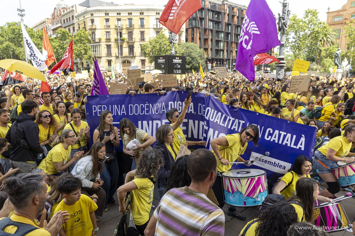 lluisbrunet's tweet photo. Tots al costat del professorat el dia 9 que aposta per continuar en vaga per ampliar les millores a l'educació.

NO ERA PER DINERS 
Lluitem per un model educatiu
 
El govern té un problema social molt greu, docents, sanitat, pagesia, bombers, etc...

 📸🎥https://t.co/QBqUE33vFi https://t.co/OyiAmDcbpb