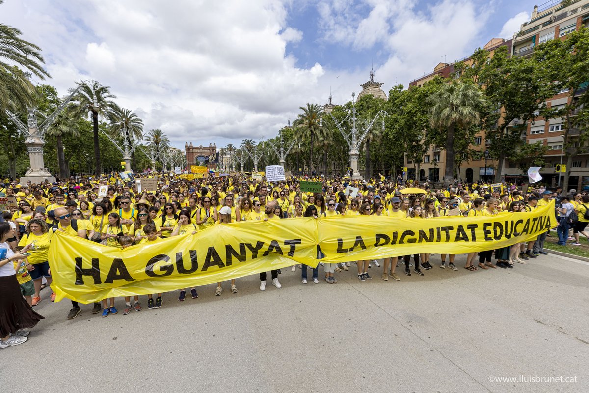 lluisbrunet's tweet photo. Tots al costat del professorat el dia 9 que aposta per continuar en vaga per ampliar les millores a l'educació.

NO ERA PER DINERS 
Lluitem per un model educatiu
 
El govern té un problema social molt greu, docents, sanitat, pagesia, bombers, etc...

 📸🎥https://t.co/QBqUE33vFi https://t.co/OyiAmDcbpb