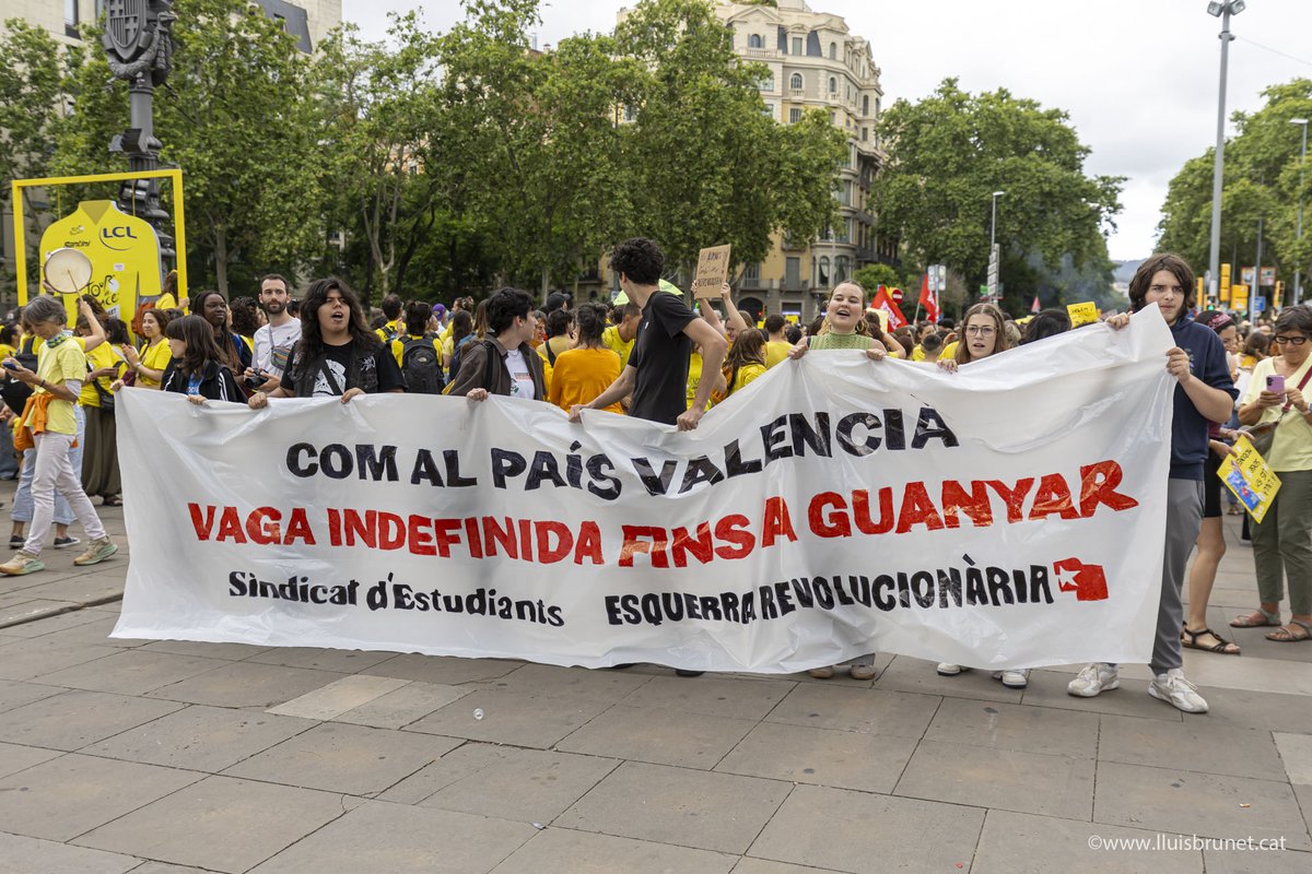 lluisbrunet's tweet photo. Tots al costat del professorat el dia 9 que aposta per continuar en vaga per ampliar les millores a l'educació.

NO ERA PER DINERS 
Lluitem per un model educatiu
 
El govern té un problema social molt greu, docents, sanitat, pagesia, bombers, etc...

 📸🎥https://t.co/QBqUE33vFi https://t.co/OyiAmDcbpb