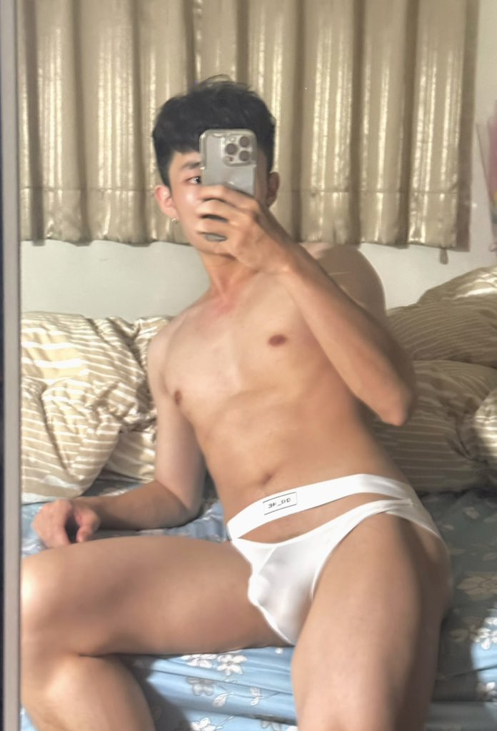 cujzcy's tweet photo. 穿起來展示一下親愛的朋朋送的生日禮物⋯⋯還可以吧（？ https://t.co/8Q8B88ck8y