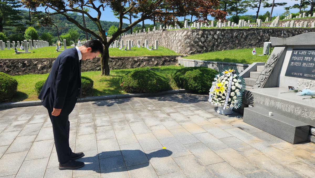 ryusamyoung's tweet photo. 현충일을 맞아 국립서울현충원에 계신 부모님께 당선 소식을 전해 드렸습니다. 개인적으로 찾은 자리였는데, 많은 분들이 알아보시고 축하해 주셔서 참 감사했습니다. 

순국선열과 호국영령의 숭고한 희생을 잊지 않겠습니다. 부모님이 잠드신 선산을 가꾸는 마음으로, 동작을 변화시켜 나가겠습니다. https://t.co/L3mUX1r3sl