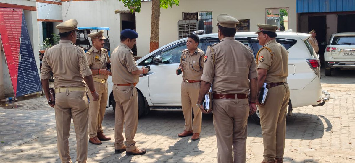 WeUttarPradesh's tweet photo. #जौनपुर के शाहगंज थाने का शनिवार को वरिष्ठ पुलिस अधीक्षक कुँवर अनुपम सिंह ने औचक निरीक्षण किया। निरीक्षण के दौरान उन्होंने थाना अभिलेखों, मालखाने, शस्त्रागार और लंबित विवेचनाओं की समीक्षा कर मामलों के शीघ्र निस्तारण के निर्देश दिए। एसएसपी ने अपराधियों के खिलाफ सख्त कार्रवाई, हिस्ट्रीशीटरों पर निगरानी बढ़ाने और कानून-व्यवस्था को और प्रभावी बनाने पर जोर दिया।
@jaunpurpolice
@Uppolice