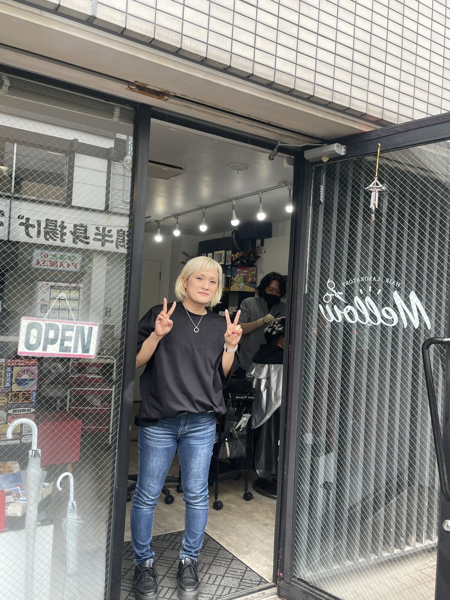 kero412's tweet photo. 小樽市稲穂『hair laboratory Mellow』

カラーとカットでお世話になりました。
望美さん＆泰さん夫婦揃っての会話がおもしろいです。
店内のお客さんみんな笑ってました。
さすが小樽でラジオ番組持っているだけあります。

施術終わる頃に雨が降ってきてしまい、傘を忘れてしまったために、傘をくださいました☂️大変助かりました。
ありがとうございます。

写真は店前の写真を撮るときに登場した望美さんを撮らせていただきました。泰さんもちらり。