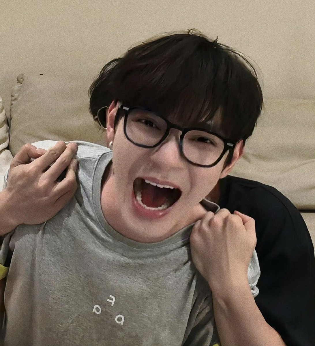 ectxizhao's tweet photo. 이거 바뀐 견주 그리고 ..견 이다

연조옆으로 지나가면 안될 것만 같고
저히 강아지 안물어요 ㅎㅎ 해서 쓰다듬하러가면
전치2주나올것만같음 https://t.co/gsIHDiT33H