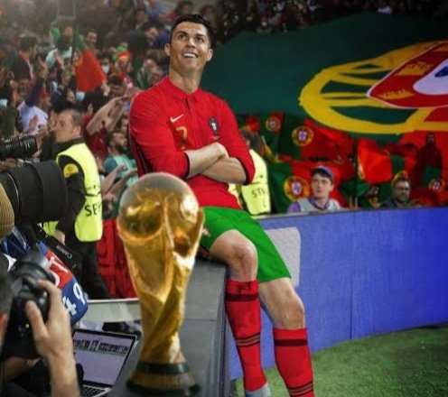 UtdDitu's tweet photo. am i the only Ronnie fan who never posted these fake scenerio images?

because i'm waiting patiently to see him lifting the real one. and the day is near....🐐🇵🇹 https://t.co/fUxrgsQ6rH
