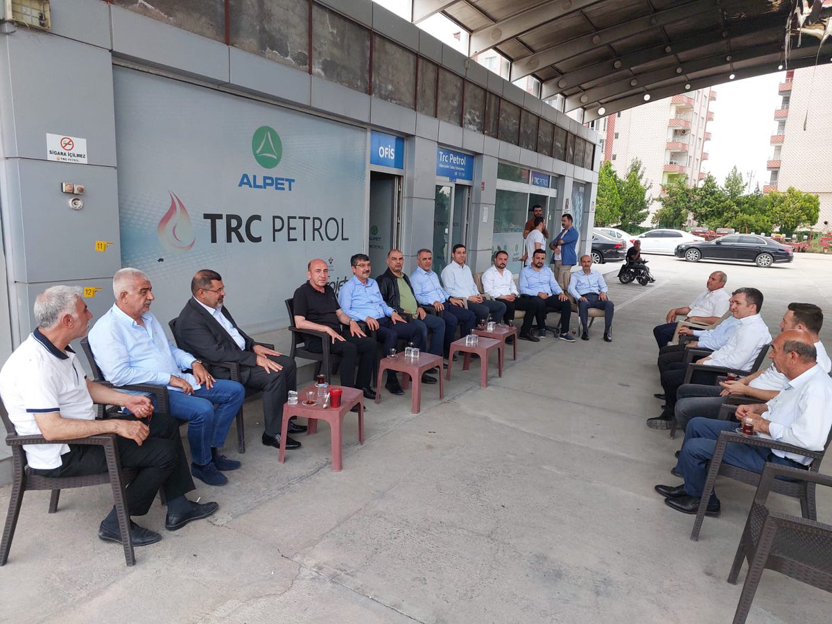 SansiHuseyin's tweet photo. 📍 Batman

Milletvekilimiz Sayın Ferhat Nasıroğlu ve teşkilat mensuplarımızla birlikte, eski benzinlik binasında meydana gelen yangının ardından hemşehrilerimiz Nurullah Terece ve Beyleta Doğu’yu ziyaret ederek geçmiş olsun dileklerimizi ilettik.

Yaşanan hadisenin üzüntüsünü paylaşırken, hemşehrilerimizin her zaman yanında olduğumuzu ifade ettik. Zor zamanlarda gösterilen dayanışma ve birlik ruhu, Batman’ımızın en büyük gücüdür.

Rabbim şehrimizi ve ülkemizi her türlü afet, kaza ve felaketten muhafaza eylesin. Yangından etkilenen vatandaşlarımıza bir kez daha geçmiş olsun dileklerimi iletiyorum. Birliğimiz, beraberliğimiz ve kardeşliğimiz daim olsun. 🇹🇷

#Batman @abuyukgumus @fnasiroglu