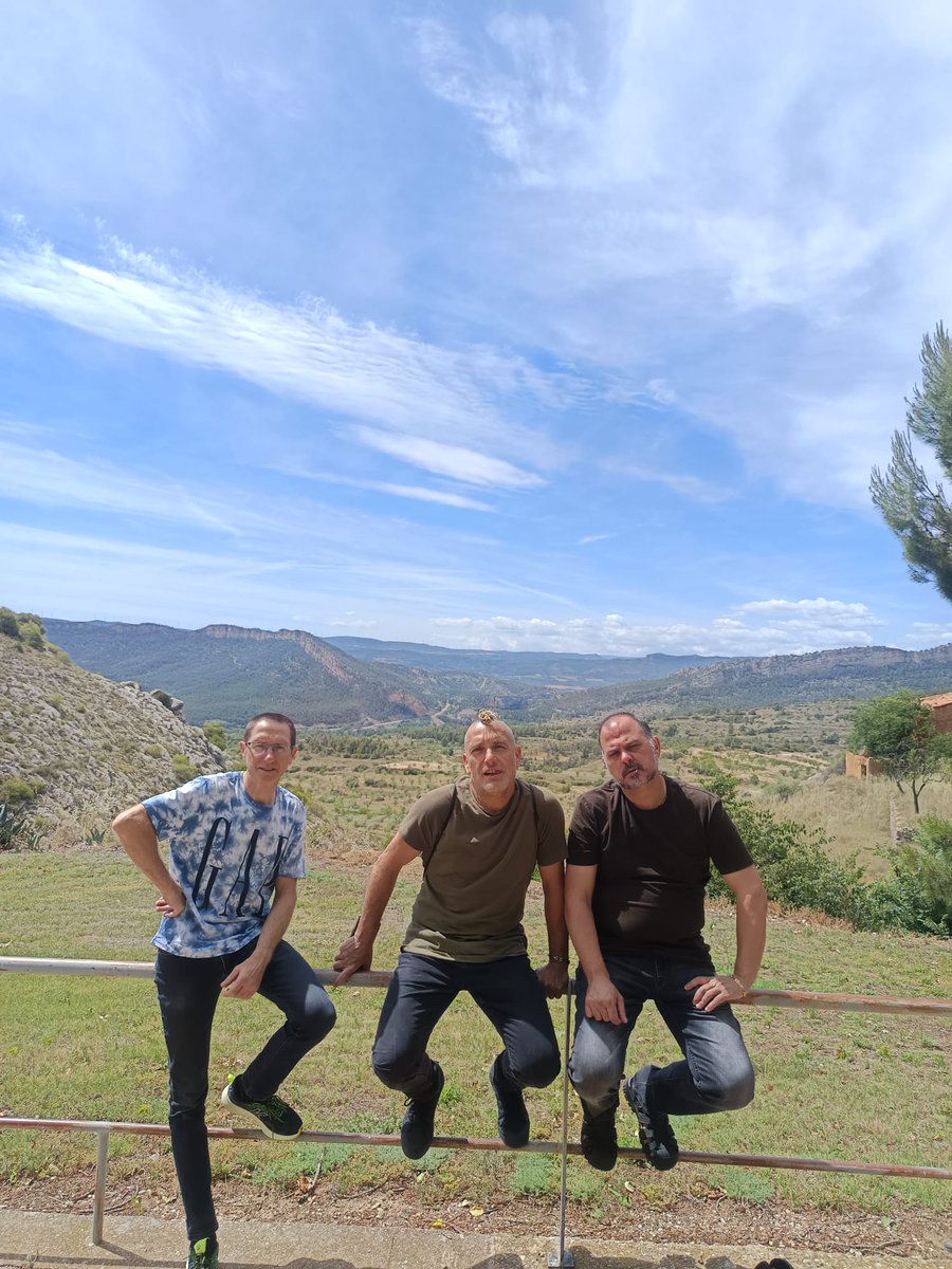 victorguiu's tweet photo. Bien acompañados en el recital de música y poesía de Poética Líquida esta mañana en #Castellote
Gracias a la comarca del Maestrazgo por contar con nosotros en esta I Feria del Libro. Y, además, rodeados de buenos amigos. https://t.co/Ot9CbGbg4K