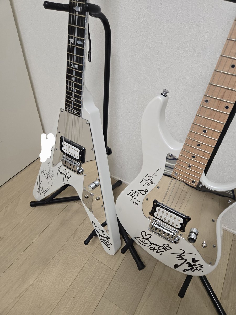 Ujo39967's tweet photo. #HAGANE
#kinofactory
Top of the Towerリリイベ私物サイン会でstayにサインして頂きました🎸vyskと兄弟?仲良く大切にします⚔️
メンバーの方とBlu-rayの感想などお話できて至福の時でした💙 https://t.co/7WkHypAPTM