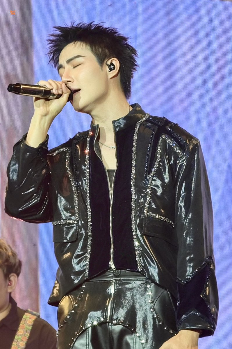 seasside910's tweet photo. 20260606 

พี่ซีหล่อมาก 🥺🩵 

ت @zee_pruk ♡︎ 
#MOVEONCONCERTxZeeNuNew
#ZeePruk #ZunShine #ซนซน 
 ꒰ 📸 #seasside🌊🫧 ꒱ https://t.co/8XYVtb7x8u