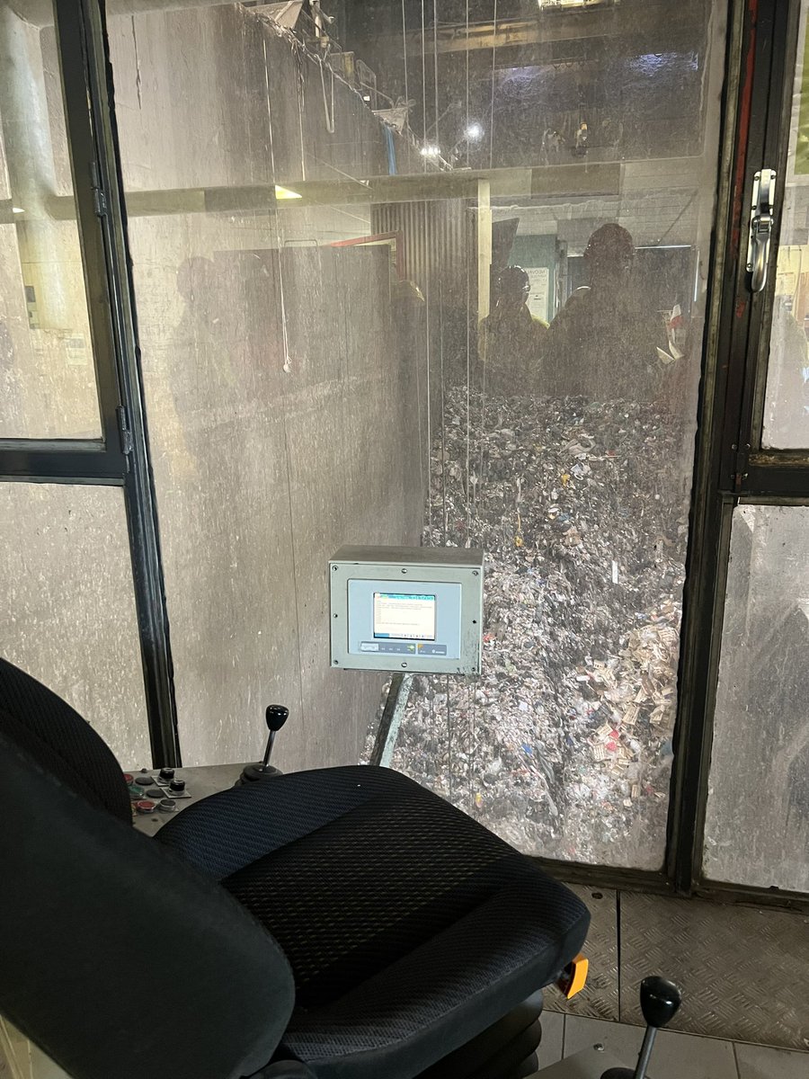 ChGeourjon's tweet photo. Visite #UTVE Lyon Nord. Un équipement métropolitain performant au service de la transition énergétique : utiliser les déchets ménagers pr produire électricité et chaleur permettant de chauffer des logements. Merci aux équipes de @suez pour la présentation du site et des procédés. https://t.co/M52erM7H5a