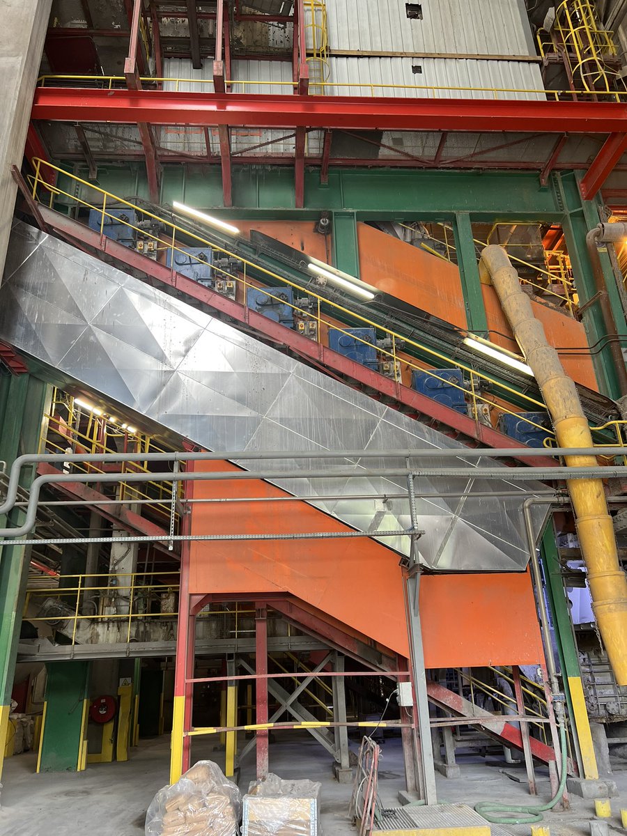 ChGeourjon's tweet photo. Visite #UTVE Lyon Nord. Un équipement métropolitain performant au service de la transition énergétique : utiliser les déchets ménagers pr produire électricité et chaleur permettant de chauffer des logements. Merci aux équipes de @suez pour la présentation du site et des procédés. https://t.co/M52erM7H5a