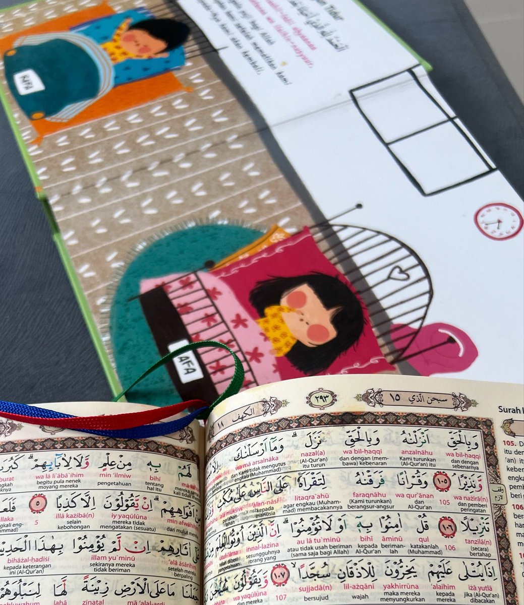 prams1616's tweet photo. Idealnyaa…
Sang anak membaca buku nya(buku doa doa) ,  mamanya baca quran.

Realitanya buku dia, di tendang, lanjut tarik2an quran sambil teriak2, sampe kena minyak krna ke gencet ikan dory goreng yang lg di pegang bocil. 

Maygaattt 😭 https://t.co/U3GvtlcETl