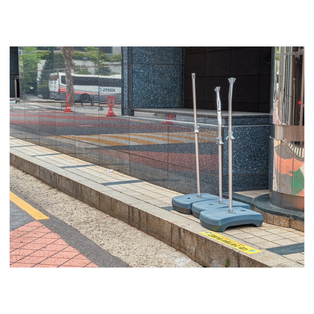 unseen_under's tweet photo. #VSCOX #Seoul #city #서울 #일상 #구석사진 #iphone17promax #shotoniphone #mundane #banal #composition #nowherediary #documentingspace #somewheremagazine #subjectivelyobjective #소요 #逍遙 #소요_逍遙 https://t.co/OW7AFgZBPk
