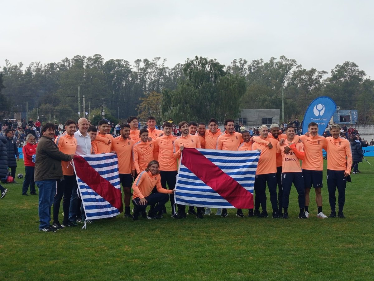 luischoca17's tweet photo. 👋🏻 Finalizó la cobertura desde el Estadio Eduardo Martínez Monegal de la Ciudad de Canelones para la despedida de la Selección Uruguaya, donde además de autoridades políticas también estuvo presente el cuerpo técnico.

Por @futbolclubuy

🫡 https://t.co/aq4KDR0NSn