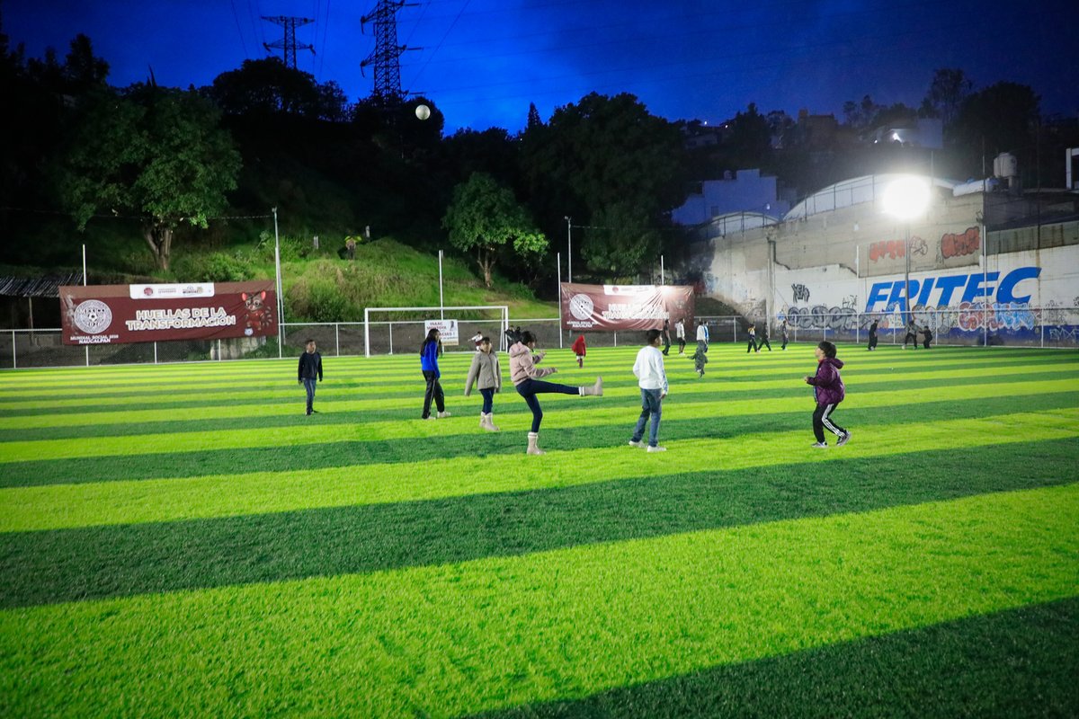 isaacsolar's tweet photo. Ni la lluvia pudo detener la alegría de #SanJuanTotoltepec al recibir una cancha completamente transformada, un espacio que durante más de 40 años permaneció en el olvido y que hoy renace para convertirse en un punto de encuentro para la comunidad. 🌧️⚽✨
#HuellasDelMundial https://t.co/HEFw1ZWNpw